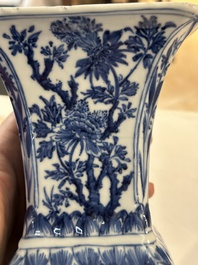 Een paar Chinese blauw-witte 'gu' vazen met floraal decor, Kangxi
