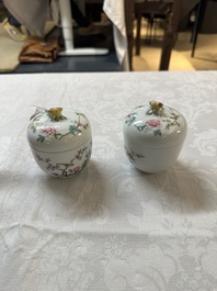 Une paire de pots couverts en porcelaine de Chine famille rose &agrave; d&eacute;cor d'oiseaux et de fleurs, marque et &eacute;poque Guangxu