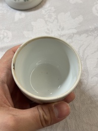 Une paire de pots couverts en porcelaine de Chine famille rose &agrave; d&eacute;cor d'oiseaux et de fleurs, marque et &eacute;poque Guangxu