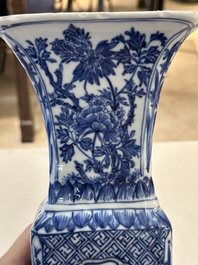 Een paar Chinese blauw-witte 'gu' vazen met floraal decor, Kangxi