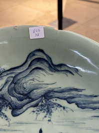 Un vase couvert en porcelaine de Chine en bleu et blanc et un plat &agrave; fond c&eacute;ladon, marque de Chenghua, 19&egrave;me