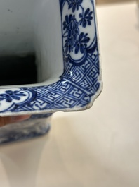 Een paar Chinese blauw-witte 'gu' vazen met floraal decor, Kangxi