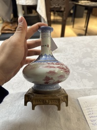 Vase de forme bouteille en porcelaine de Chine en &eacute;maux bleu et rose &agrave; monture en bronze dor&eacute;, 20&egrave;me