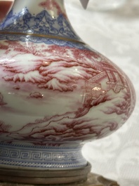 Vase de forme bouteille en porcelaine de Chine en &eacute;maux bleu et rose &agrave; monture en bronze dor&eacute;, 20&egrave;me