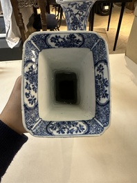 Een paar Chinese blauw-witte 'gu' vazen met floraal decor, Kangxi