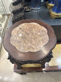 Table basse et un socle en bois sculpt&eacute; aux plateaux en marbre, Chine, 19&egrave;me