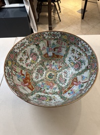 Drie Chinese Canton famille rose vazen, een grote kom en een bord, 19/20e eeuw