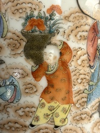Vase en porcelaine de Chine famille rose &agrave; d&eacute;cor de huit immortels, marque de Qianlong, R&eacute;publique