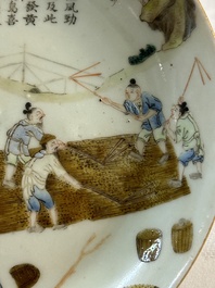 Paire d'assiettes en porcelaine de Chine famille rose &agrave; d&eacute;cor de la production de riz, marque de Daoguang, 20&egrave;me