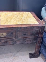 Table basse et un socle en bois sculpt&eacute; aux plateaux en marbre, Chine, 19&egrave;me