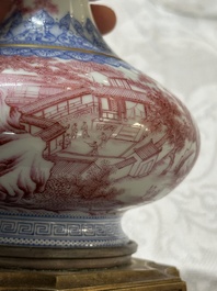 Vase de forme bouteille en porcelaine de Chine en &eacute;maux bleu et rose &agrave; monture en bronze dor&eacute;, 20&egrave;me