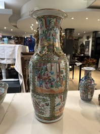 Drie Chinese Canton famille rose vazen, een grote kom en een bord, 19/20e eeuw