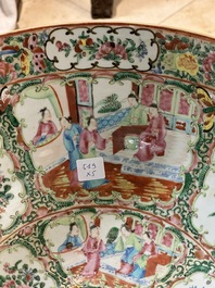 Drie Chinese Canton famille rose vazen, een grote kom en een bord, 19/20e eeuw