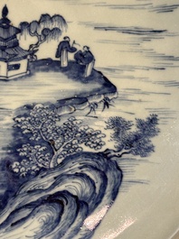 Un vase couvert en porcelaine de Chine en bleu et blanc et un plat &agrave; fond c&eacute;ladon, marque de Chenghua, 19&egrave;me
