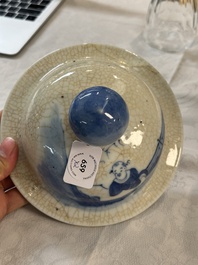 Un vase couvert en porcelaine de Chine en bleu et blanc et un plat &agrave; fond c&eacute;ladon, marque de Chenghua, 19&egrave;me