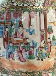 Drie Chinese Canton famille rose vazen, een grote kom en een bord, 19/20e eeuw