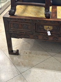 Table basse et un socle en bois sculpt&eacute; aux plateaux en marbre, Chine, 19&egrave;me