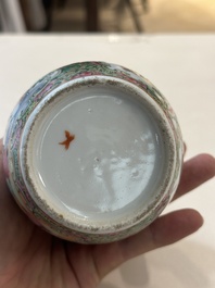 Drie Chinese Canton famille rose vazen, een grote kom en een bord, 19/20e eeuw