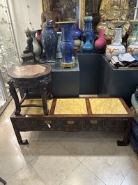 Table basse et un socle en bois sculpt&eacute; aux plateaux en marbre, Chine, 19&egrave;me