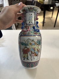 Drie Chinese Canton famille rose vazen, een grote kom en een bord, 19/20e eeuw