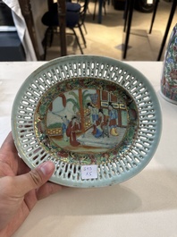 Drie Chinese Canton famille rose vazen, een grote kom en een bord, 19/20e eeuw