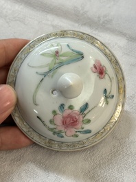 Th&eacute;i&egrave;re en porcelaine de Chine famille rose &agrave; d&eacute;cor de dames d'honneur et d'enfants, Yongzheng