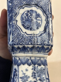 Een paar Chinese blauw-witte 'gu' vazen met floraal decor, Kangxi