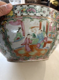 Drie Chinese Canton famille rose vazen, een grote kom en een bord, 19/20e eeuw