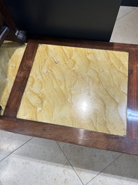 Table basse et un socle en bois sculpt&eacute; aux plateaux en marbre, Chine, 19&egrave;me
