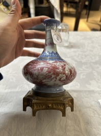 Vase de forme bouteille en porcelaine de Chine en &eacute;maux bleu et rose &agrave; monture en bronze dor&eacute;, 20&egrave;me