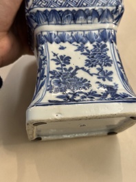 Een paar Chinese blauw-witte 'gu' vazen met floraal decor, Kangxi
