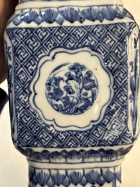 Een paar Chinese blauw-witte 'gu' vazen met floraal decor, Kangxi