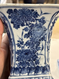 Een paar Chinese blauw-witte 'gu' vazen met floraal decor, Kangxi