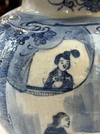 Un vase couvert en porcelaine de Chine en bleu et blanc et un plat &agrave; fond c&eacute;ladon, marque de Chenghua, 19&egrave;me