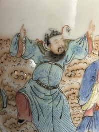 Vase en porcelaine de Chine famille rose &agrave; d&eacute;cor de huit immortels, marque de Qianlong, R&eacute;publique