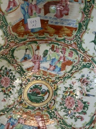 Drie Chinese Canton famille rose vazen, een grote kom en een bord, 19/20e eeuw