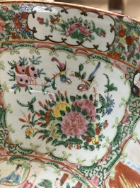 Drie Chinese Canton famille rose vazen, een grote kom en een bord, 19/20e eeuw