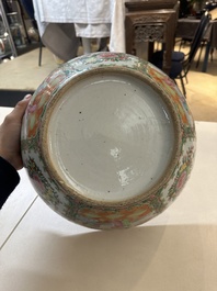 Drie Chinese Canton famille rose vazen, een grote kom en een bord, 19/20e eeuw