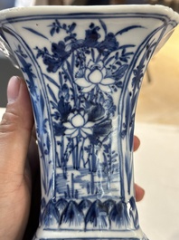 Een paar Chinese blauw-witte 'gu' vazen met floraal decor, Kangxi