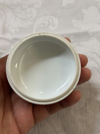 Une paire de pots couverts en porcelaine de Chine famille rose &agrave; d&eacute;cor d'oiseaux et de fleurs, marque et &eacute;poque Guangxu