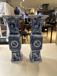 Een paar Chinese blauw-witte 'gu' vazen met floraal decor, Kangxi