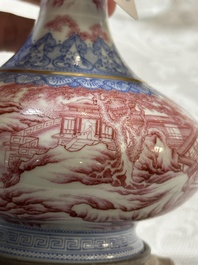 Vase de forme bouteille en porcelaine de Chine en &eacute;maux bleu et rose &agrave; monture en bronze dor&eacute;, 20&egrave;me