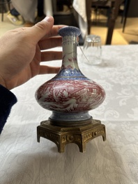 Vase de forme bouteille en porcelaine de Chine en &eacute;maux bleu et rose &agrave; monture en bronze dor&eacute;, 20&egrave;me