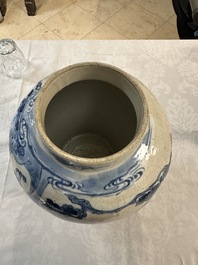 Un vase couvert en porcelaine de Chine en bleu et blanc et un plat &agrave; fond c&eacute;ladon, marque de Chenghua, 19&egrave;me