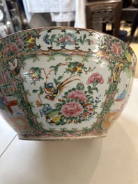 Drie Chinese Canton famille rose vazen, een grote kom en een bord, 19/20e eeuw