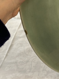 Un vase couvert en porcelaine de Chine en bleu et blanc et un plat &agrave; fond c&eacute;ladon, marque de Chenghua, 19&egrave;me