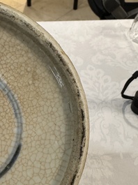Un vase couvert en porcelaine de Chine en bleu et blanc et un plat &agrave; fond c&eacute;ladon, marque de Chenghua, 19&egrave;me