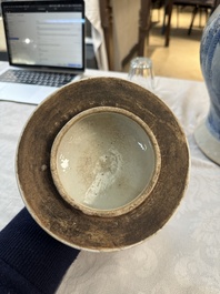 Un vase couvert en porcelaine de Chine en bleu et blanc et un plat &agrave; fond c&eacute;ladon, marque de Chenghua, 19&egrave;me