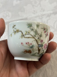 Une paire de pots couverts en porcelaine de Chine famille rose &agrave; d&eacute;cor d'oiseaux et de fleurs, marque et &eacute;poque Guangxu