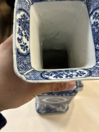 Een paar Chinese blauw-witte 'gu' vazen met floraal decor, Kangxi